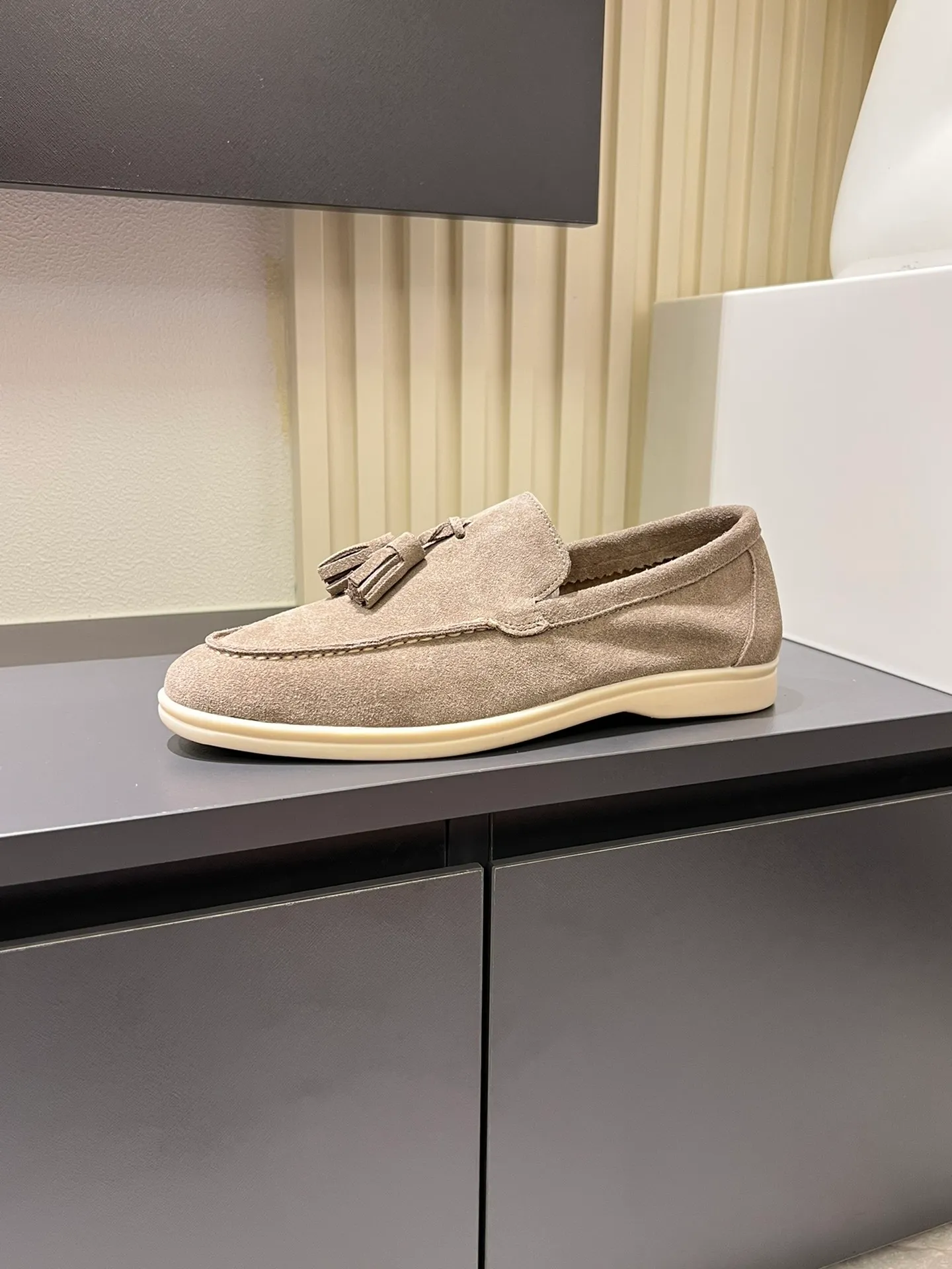 Men's shoes 💰p360 "Loro men's shoes 💰pian'*" Classic L men's shoes for couples 💰p Top version British flat loafers, a must-have item in old money style, the minimalist design is eye-catching and durable, a plus point for dressing The soft foot feel and texture are outstanding. They don’t scratch your feet and are very nice. They are matched with soft and waxy soles. They can be worn daily for a long time without getting tired. They are easy to wear, versatile and classic items, with perfect foot feel and texture! Imported cashmere fabric, the lining is made of imported A-grade water-dyed cow lining, the top version of the genuine leather midsole is sewn with pure handmade mark thread! Size: Female 35-40 (34. Customized) Male 38-44 (45.46. Customized)